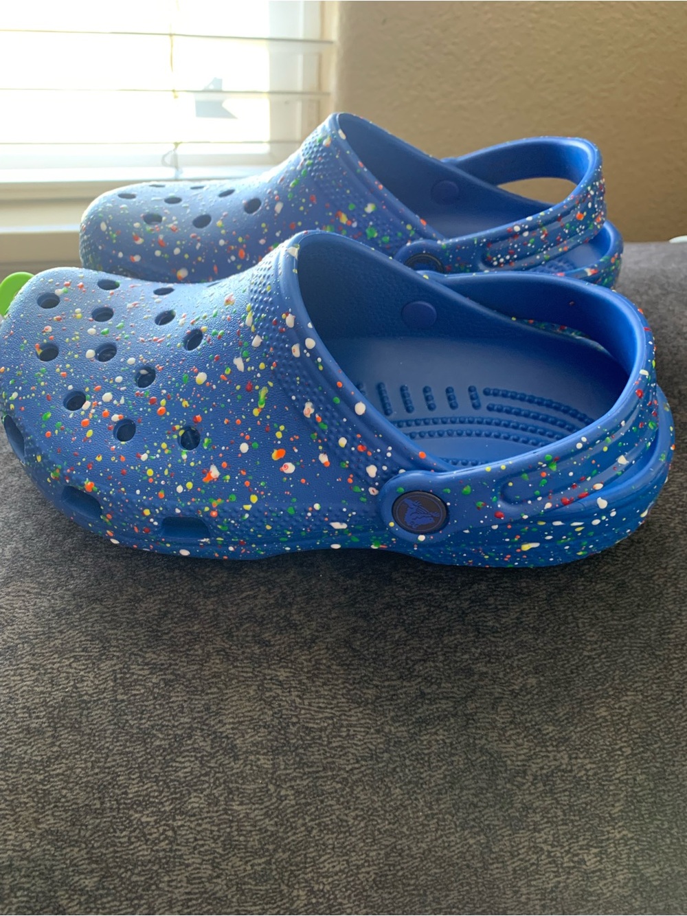 NWT Crocs CLASSIC Blue with PAINT
SPECKLE Kids Classic Clog - J3 - Picture 3 of 5